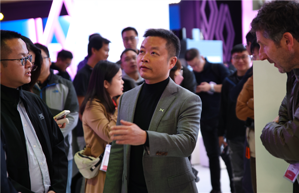 何小鹏：当前没有AI泡沫 未来AI市场有巨大机遇